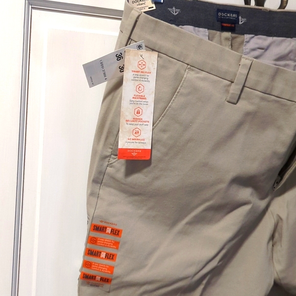 Dockers workday khaki straight fit smart 360 Flex 36x30.  Brand new never worn - Picture 2 of 6